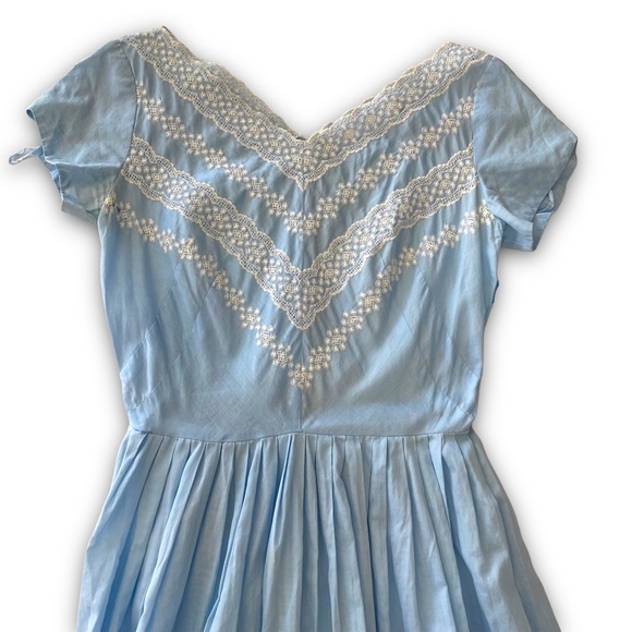 1950s Vintage CottageCore Embroidered Dress - Picture 3 of 16